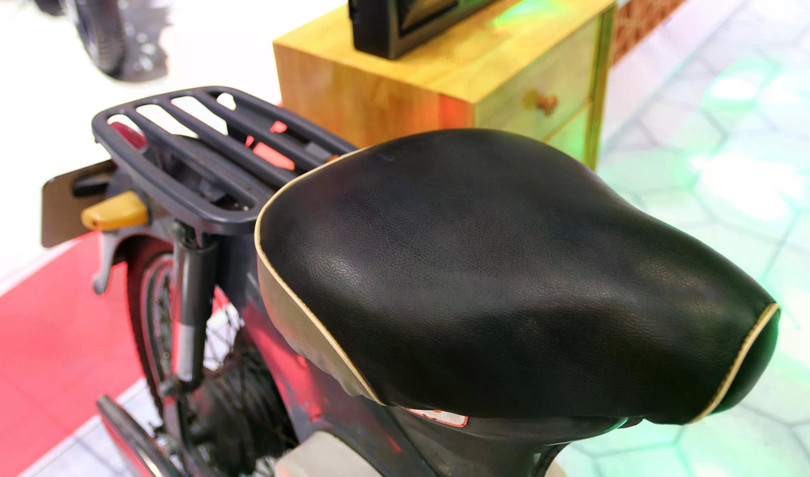 Bộ yên xe còn giữ được chất lượng da tương đối tốt, không rõ có từng được bọc lại hay chưa.