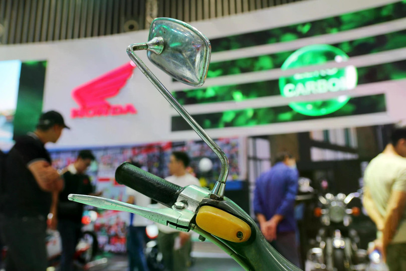 Đèn xi nhan phía đầu xe đã bị đục hoàn toàn. Kính chiếu hậu và chân kính cũng xuất hiện gỉ sét.