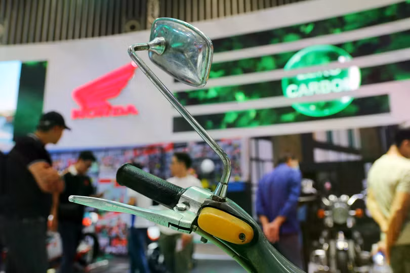 Đèn xi nhan phía đầu xe đã bị đục hoàn toàn. Kính chiếu hậu và chân kính cũng xuất hiện gỉ sét.