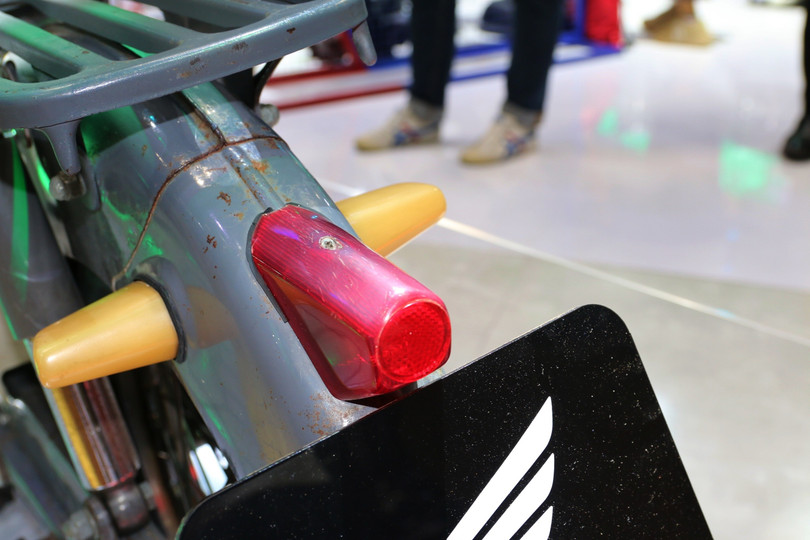 Đèn xi nhan ở đuôi xe cũng mờ đục.