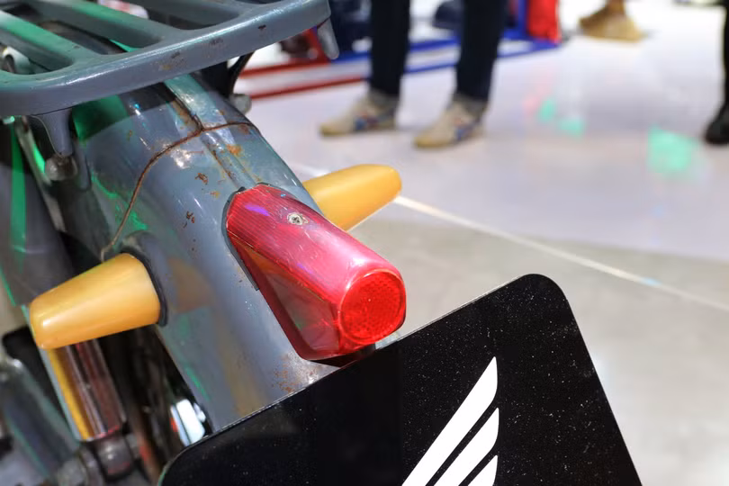 Đèn xi nhan ở đuôi xe cũng mờ đục.