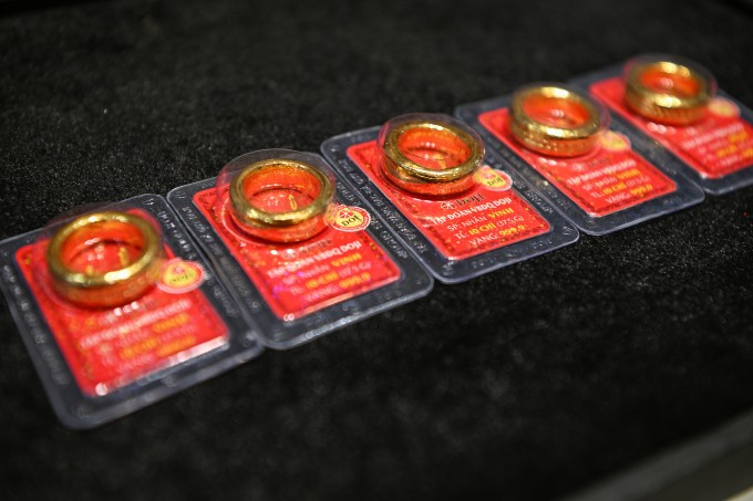 Vàng nhẫn tại một tiệm kim hoàn trên phố Trần Nhân Tông, Hà Nội. Ảnh: Giang Huy