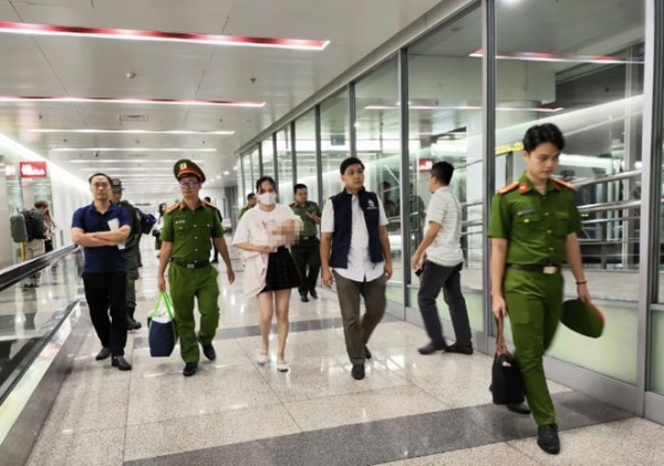 Cơ quan Công an dẫn giải đối tượng Ngô Thị Thêu về nước. Cơ quan Công an dẫn giải đối tượng Ngô Thị Thêu về nước.