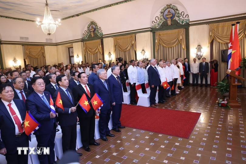 Tổng Bí thư, Chủ tịch nước Tô Lâm, Bí thư thứ nhất Đảng Cộng sản Cuba, Chủ tịch Cuba Miguel Diaz Canel Bermudez và các đại biểu dự buổi gặp gỡ. (Ảnh: Lâm Khánh/TTXVN) Tổng Bí thư, Chủ tịch nước Tô Lâm, Bí thư thứ nhất Đảng Cộng sản Cuba, Chủ tịch Cuba Miguel Diaz Canel Bermudez và các đại biểu dự buổi gặp gỡ. (Ảnh: Lâm Khánh/TTXVN)