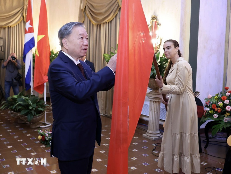 Tổng Bí thư, Chủ tịch nước Tô Lâm gắn Huân chương Hữu nghị tặng Đoàn Thanh niên Cuba. (Ảnh: Lâm Khánh/TTXVN) Tổng Bí thư, Chủ tịch nước Tô Lâm gắn Huân chương Hữu nghị tặng Đoàn Thanh niên Cuba. (Ảnh: Lâm Khánh/TTXVN)