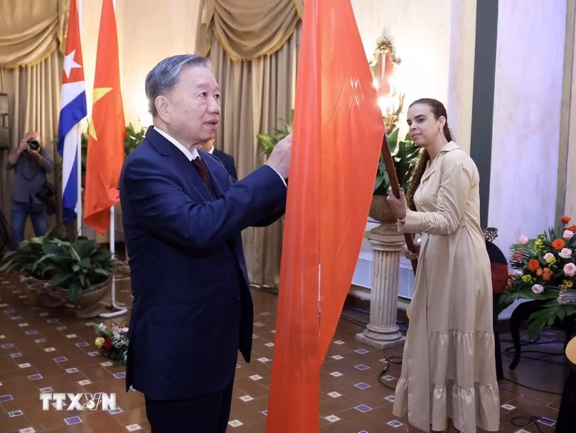 Tổng Bí thư, Chủ tịch nước Tô Lâm gắn Huân chương Hữu nghị tặng Đoàn Thanh niên Cuba. (Ảnh: Lâm Khánh/TTXVN)