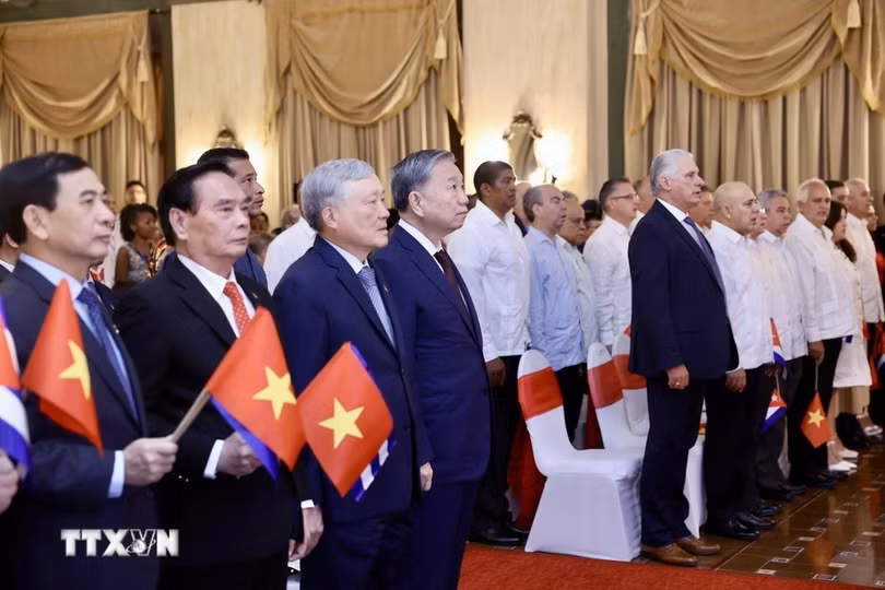 Tổng Bí thư, Chủ tịch nước Tô Lâm, Bí thư thứ nhất Đảng Cộng sản Cuba, Chủ tịch Cuba Miguel Diaz Canel Bermudez và các đại biểu tại buổi gặp gỡ. (Ảnh: Lâm Khánh/TTXVN)