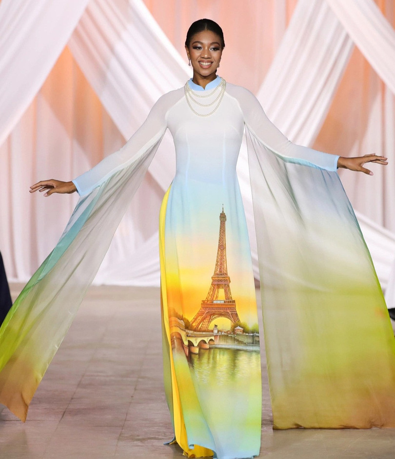 Biểu tượng cho hình ảnh nước Pháp chính là tháp Eiffel. Công trình kiến trúc nổi tiếng này được xây dựng năm 1889. Bất cứ du khách nào đến Pháp cũng muốn chụp ảnh ở địa điểm này một lần Biểu tượng cho hình ảnh nước Pháp chính là tháp Eiffel. Công trình kiến trúc nổi tiếng này được xây dựng năm 1889. Bất cứ du khách nào đến Pháp cũng muốn chụp ảnh ở địa điểm này một lần