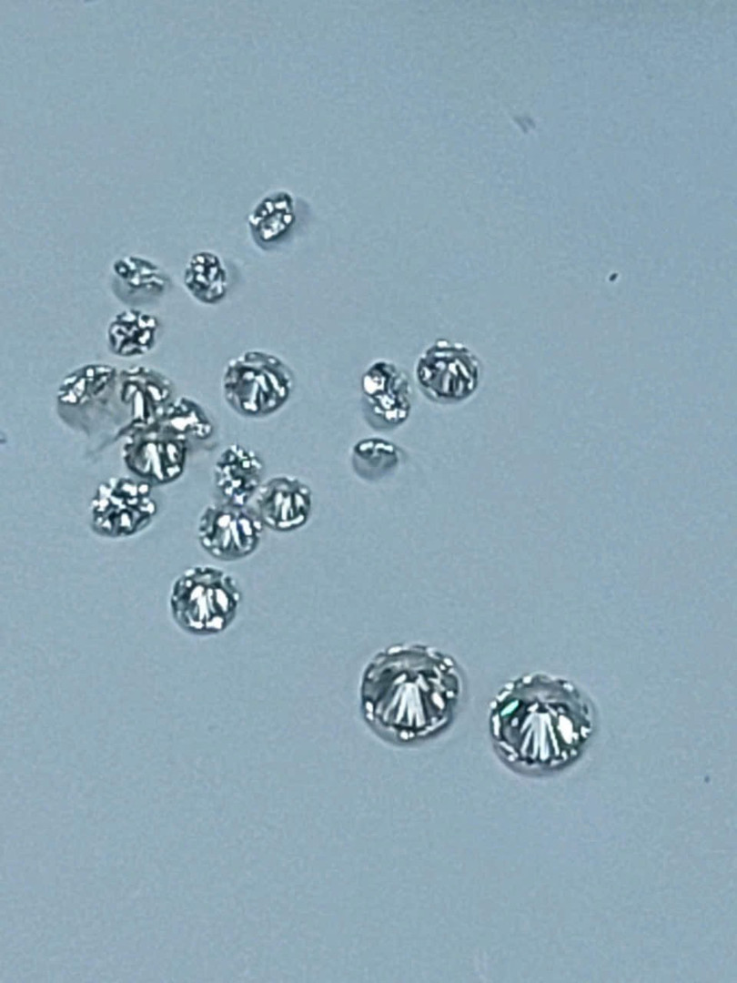 Những viên kim cương đã bị thu giữ. (Ảnh: HQ/Vietnam+)