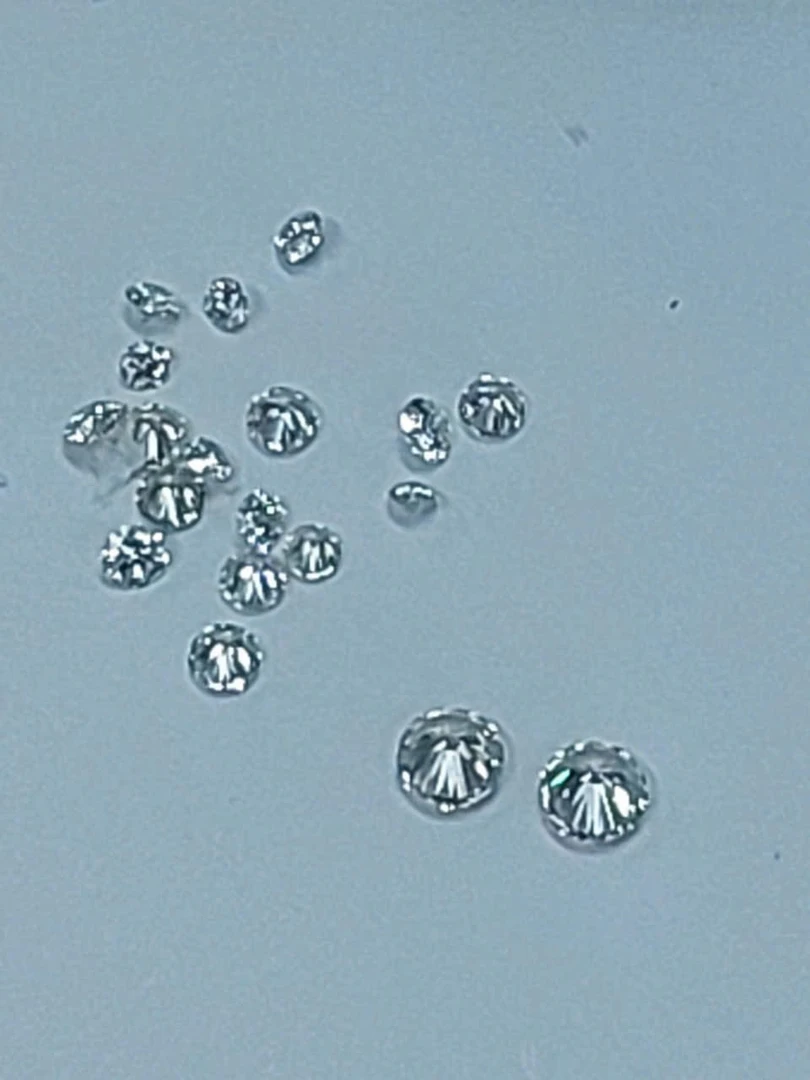 Những viên kim cương đã bị thu giữ. (Ảnh: HQ/Vietnam+)