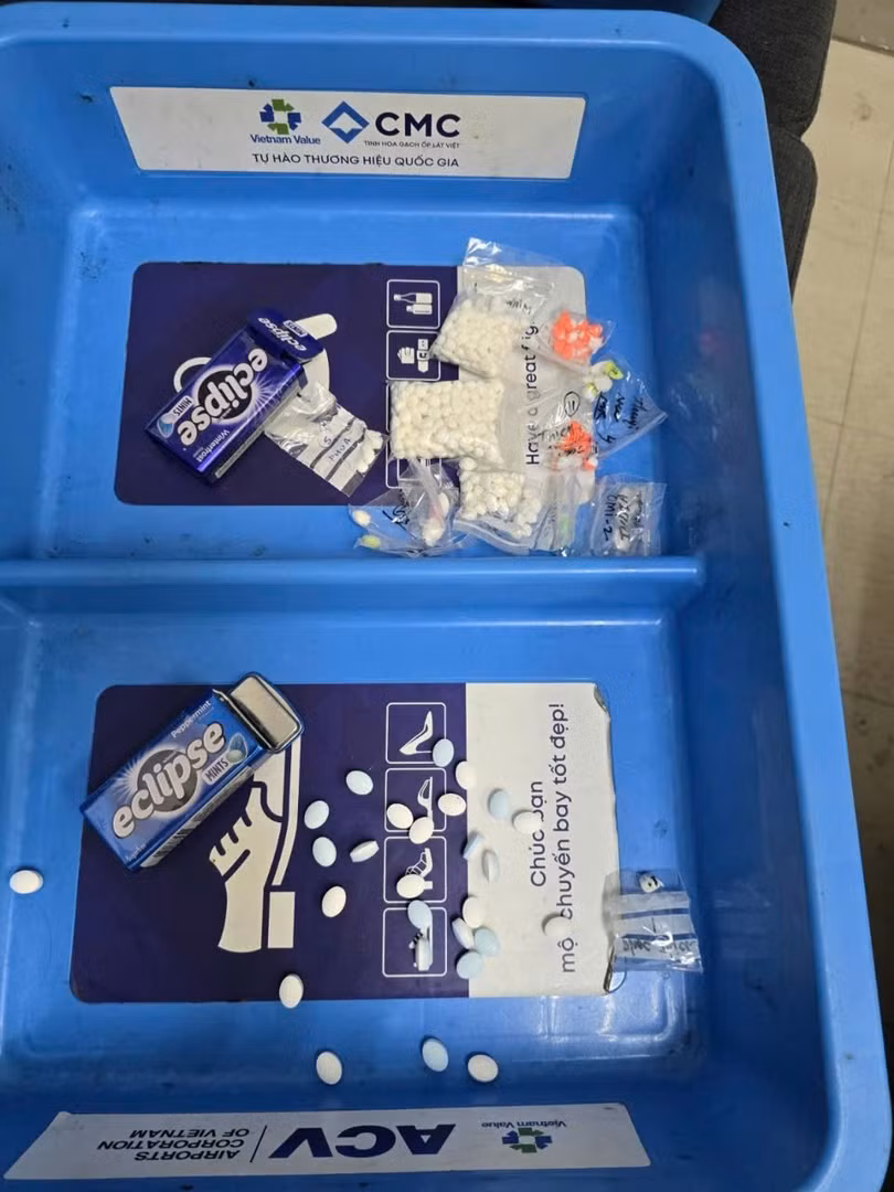 Hải quan kiểm tra kỹ lưỡng và phát hiện 15 gói nylon chứa 362 viên kim cương đã được tìm thấy giấu kín đáo dưới đáy hai hộp đựng kẹo. (Ảnh: HQ/Vietnam+)