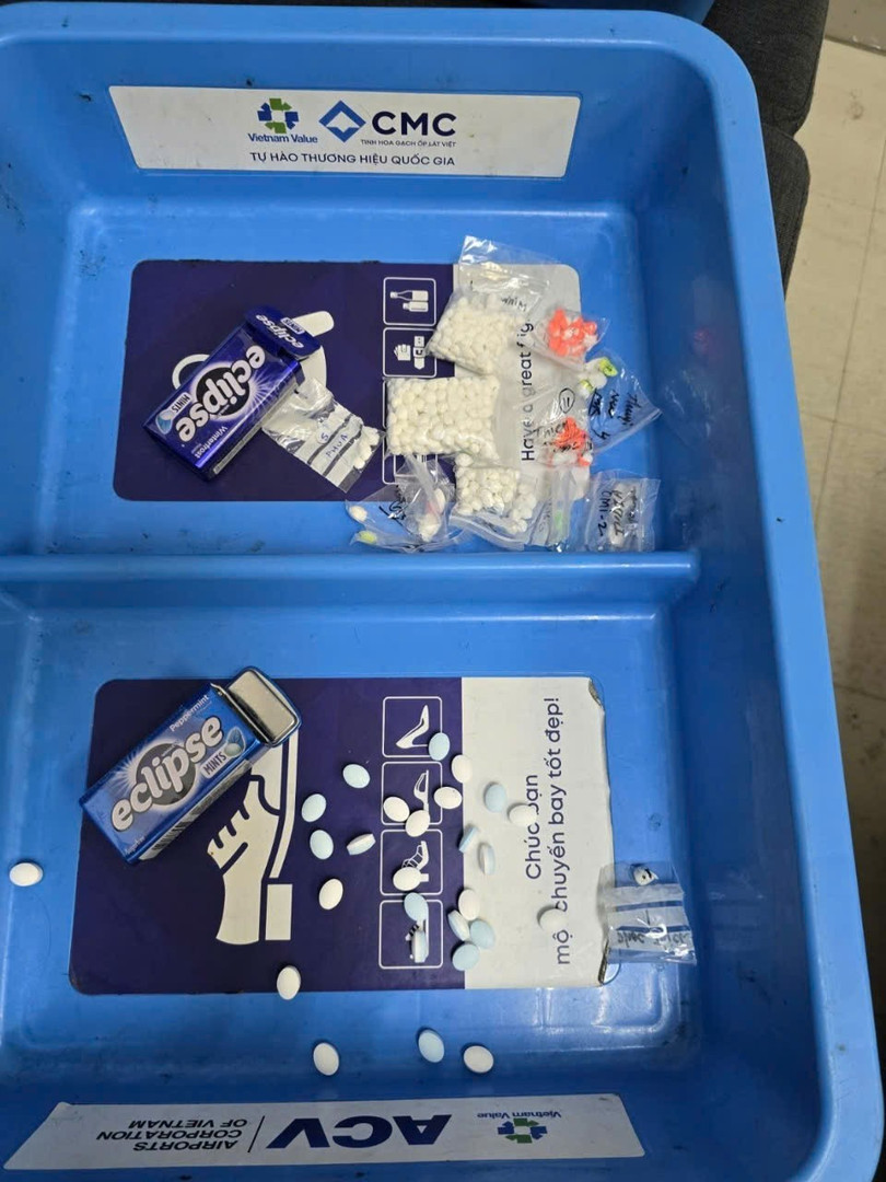 Hải quan kiểm tra kỹ lưỡng và phát hiện 15 gói nylon chứa 362 viên kim cương đã được tìm thấy giấu kín đáo dưới đáy hai hộp đựng kẹo. (Ảnh: HQ/Vietnam+)