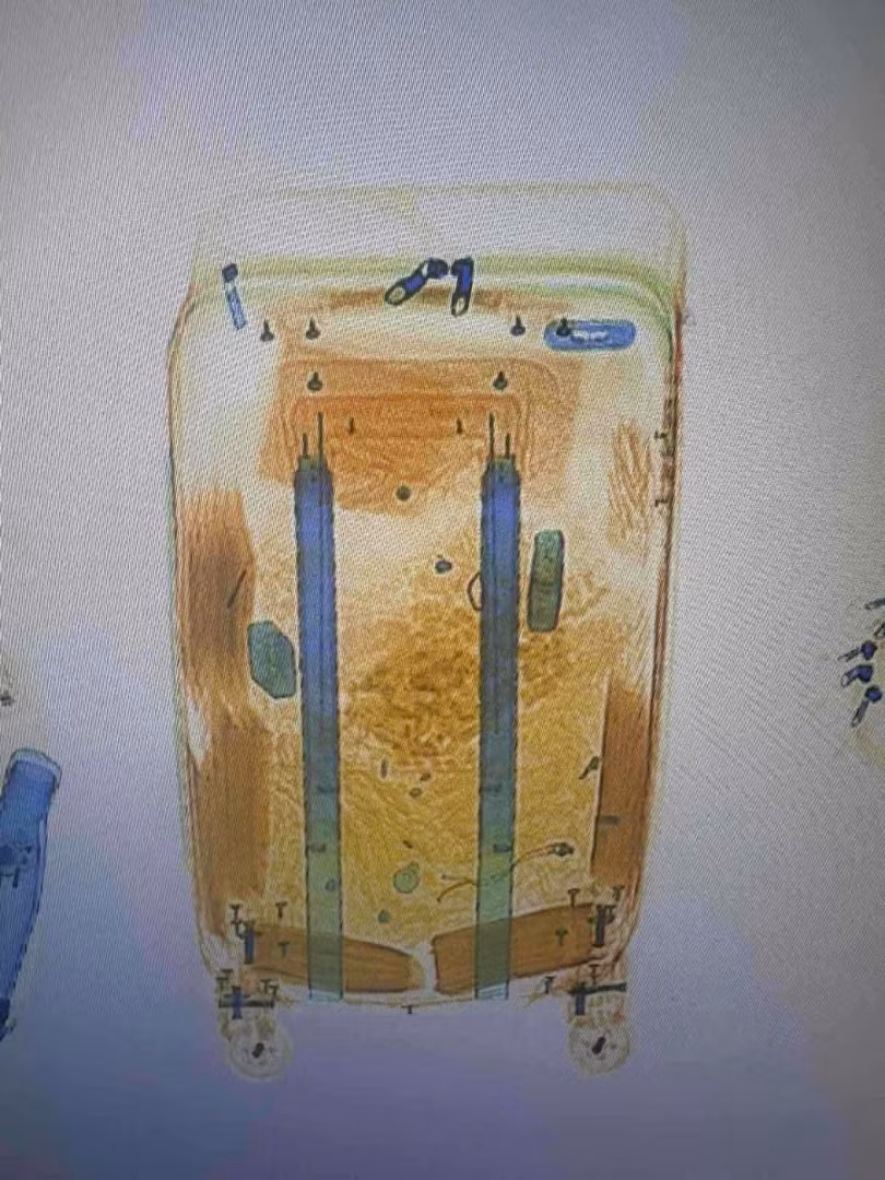 Hình ảnh nghi vấn trong kiện hành lý. (Ảnh: HQ/Vietnam+)