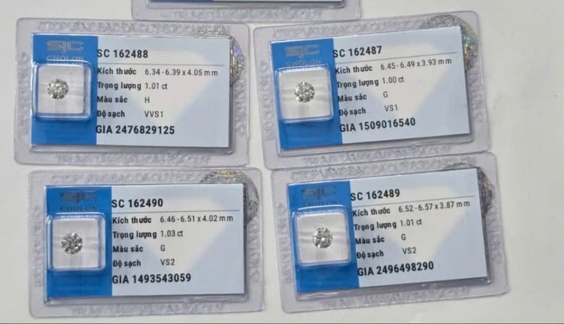 Việc liên tiếp bắt giữ các vụ vận chuyển kim cương trái phép cho thấy sự tăng cường hiệu quả của công tác quản lý rủi ro và phối hợp liên ngành giữa Hải quan và Công an trong việc ngăn chặn tội phạm buôn lậu. (Ảnh: HQ/Vietnam+)