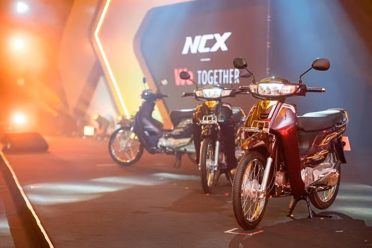 Nhìn chung, Honda Dream 2025 vẫn trung thành với kiểu dáng cổ điển đi cùng 3 tùy chọn màu. Kích thước tương tự các phiên bản trước đây.