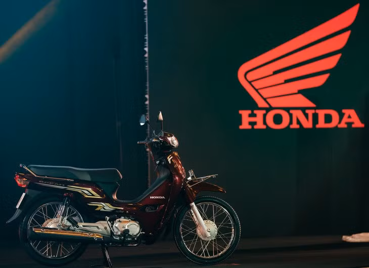 Hệ truyền động không thay đổi, vẫn là động cơ xi lanh đơn 4 thì 124cc tích hợp công nghệ phun xăng điện tử. Không rõ Honda có thực hiện tinh chỉnh nào không, bởi hãng không công bố công suất và mô-men xoắn của xe. Hộp số đi kèm là loại 4 cấp. Bình xăng dung tích 4 lít. Hai bánh đi cùng vành nan hoa 17 inch, phanh tang trống cổ điển.