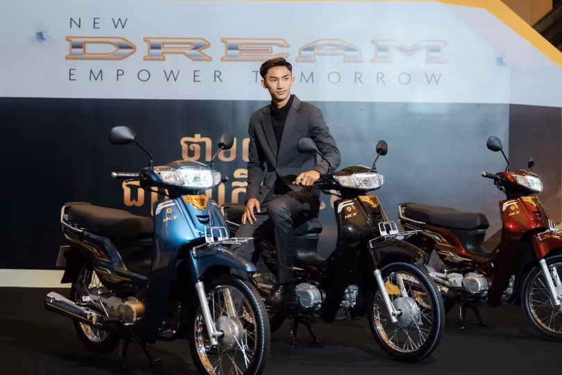 Honda Dream được xem là mẫu xe máy số quốc dân ở Campuchia, cũng từng một thời gắn bó với người tiêu dùng Việt Nam. Dù không còn được phân phối chính hãng ở Việt Nam, mẫu mới tiếp cận thị trường trong nước thông qua con đường nhập khẩu tư nhân, trong khi những mẫu cũ vẫn được săn đón, đặc biệt với những người có đam mê sưu tầm xe cổ.