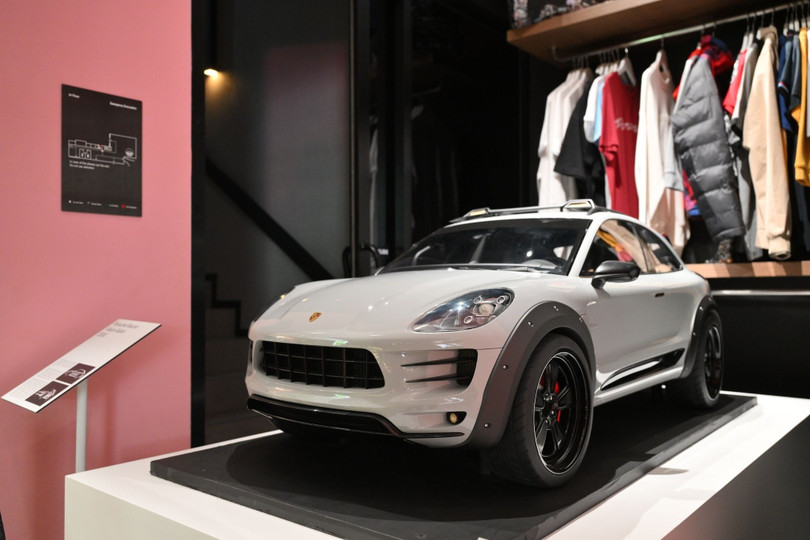 Porsche Macan Vision Safari có vẻ thực tế hơn khi là bản nâng cấp địa hình của dòng SUV cỡ nhỏ Macan. Hãng xe đến từ Đức vẫn bỏ ngỏ khả năng phát triển biến thể này trong tương lai.