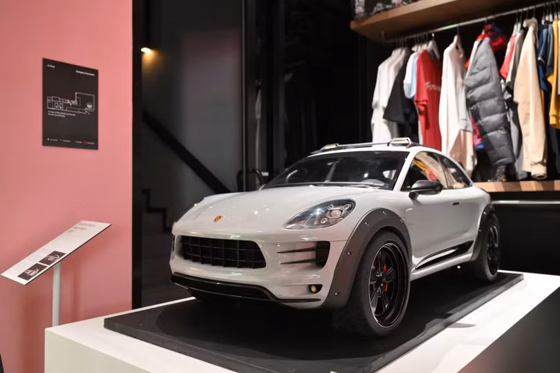 Porsche Macan Vision Safari có vẻ thực tế hơn khi là bản nâng cấp địa hình của dòng SUV cỡ nhỏ Macan. Hãng xe đến từ Đức vẫn bỏ ngỏ khả năng phát triển biến thể này trong tương lai.