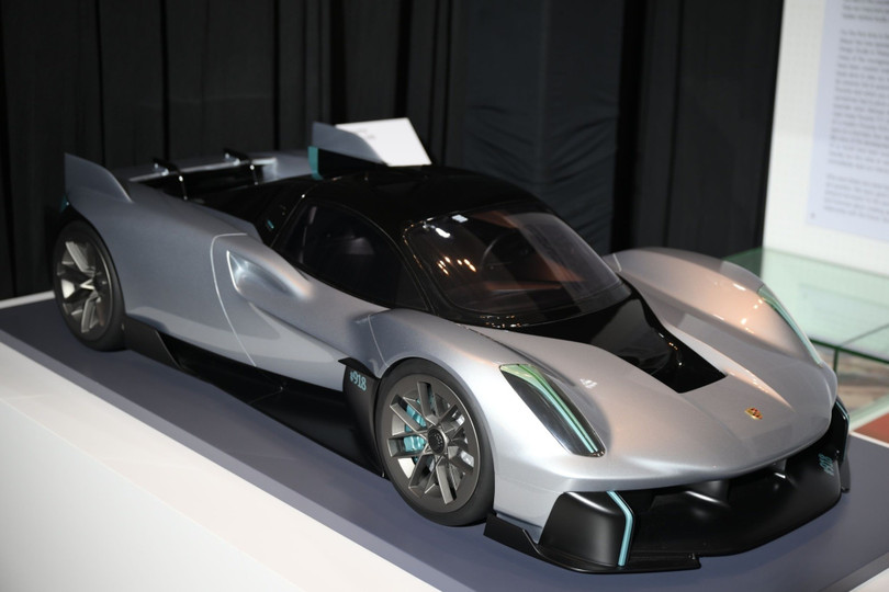 Ra mắt vào năm 2019, Porsche Vision 918 RS là mẫu concept kế thừa thành công của chiếc 918 Spyder. Thiết kế của mẫu xe này mang nhiều nét tương đồng với chiếc Porsche Mission X, "hậu duệ" của 918 Spyder trong tương lai.