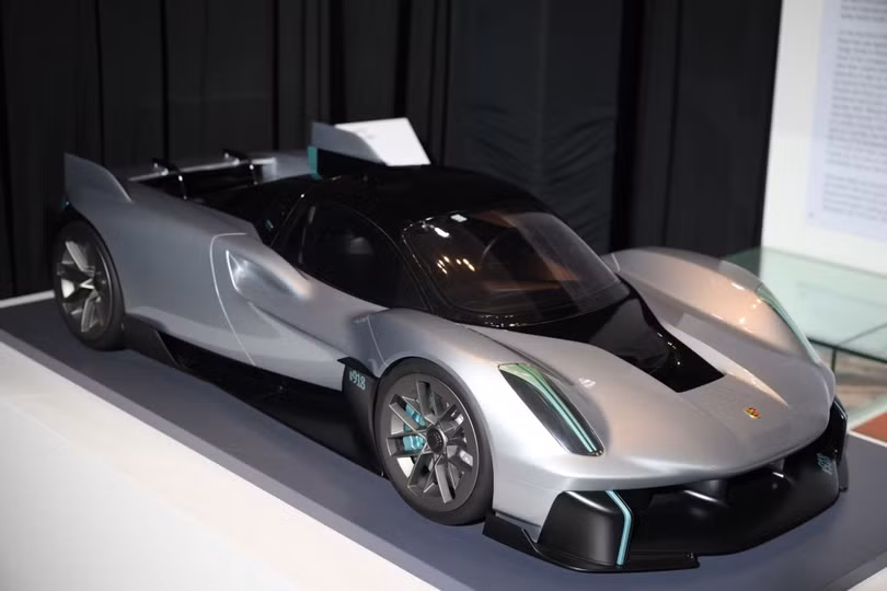 Ra mắt vào năm 2019, Porsche Vision 918 RS là mẫu concept kế thừa thành công của chiếc 918 Spyder. Thiết kế của mẫu xe này mang nhiều nét tương đồng với chiếc Porsche Mission X, "hậu duệ" của 918 Spyder trong tương lai.