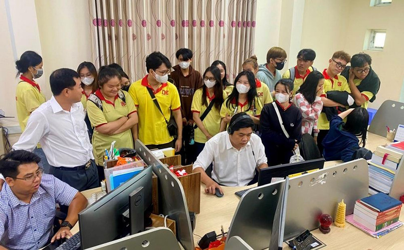 Sinh viên Trường Đại học Nam Cần Thơ tìm hiểu quy trình làm báo An Giang điện tử. Ảnh: T.M