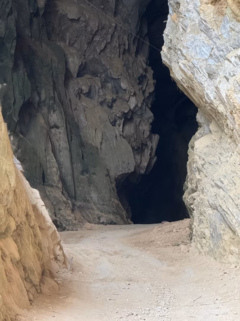 Vị khách đến từ TPHCM chỉ đi với tốc độ khoảng 20 km/h trong hang.