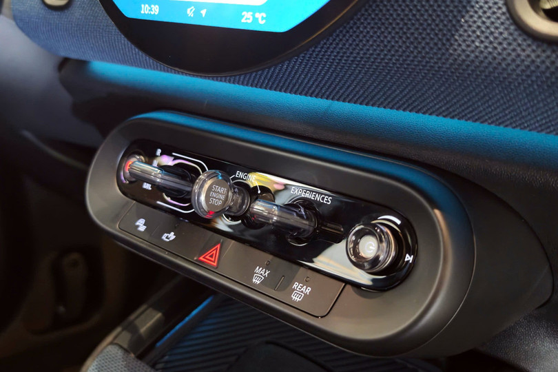Điểm nhấn của cả khoang lái nằm ở màn hình OLED không viền đường kính 240 mm. Các phím điều khiển được cải tiến, đặt ngay phía dưới. Nút MINI Experiences cũng được thiết kế kiểu vặn nhằm dễ dàng thay đổi màu sắc đèn viền và các chi tiết trang trí bên trong.