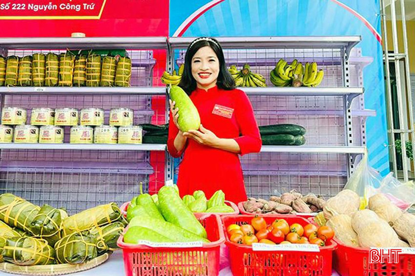 Hội chợ thương mại sản phẩm OCOP, sản phẩm công nghiệp nông thôn tiêu biểu, sản phẩm chủ lực Hà Tĩnh năm 2024 nhằm giúp người dân tiếp cận và tiêu dùng những sản phẩm tốt có thương hiệu, uy tín, chất lượng do các cơ sở sản xuất trong tỉnh sản xuất và cung ứng, kết nối tiêu thụ sản phẩm sản xuất trong tỉnh. z5547620197429-0cbb8347b565ed862624345a07511f3a-1-9368.jpg