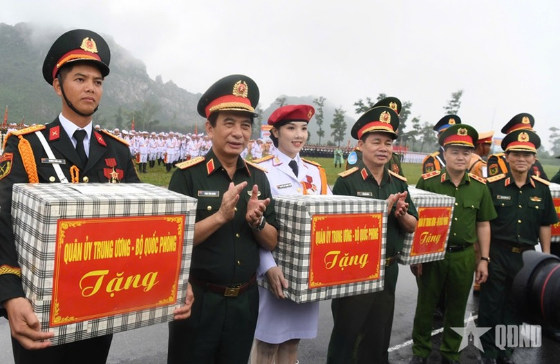 Đại tướng Phan Văn Giang cùng lãnh đạo Bộ Quốc phòng, Bộ Công an trao quà động viên các khối tham gia tổng hợp luyện. Đại tướng Phan Văn Giang cùng lãnh đạo Bộ Quốc phòng, Bộ Công an trao quà động viên các khối tham gia tổng hợp luyện.
