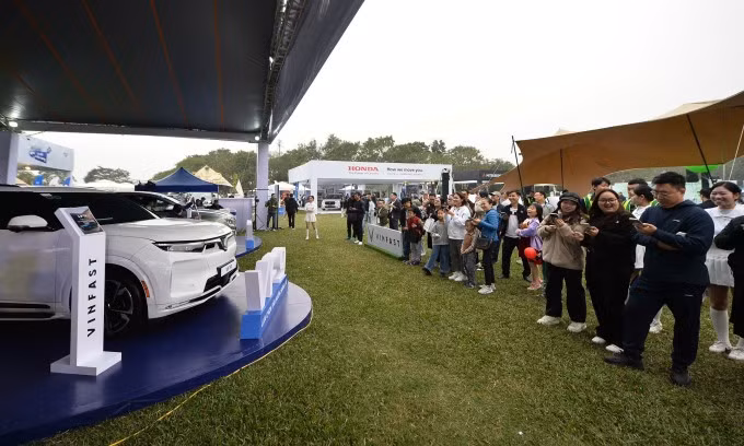 Khách tham quan trước khu trưng bày của VinFast tại triển lãm. Ảnh: Minh Quân