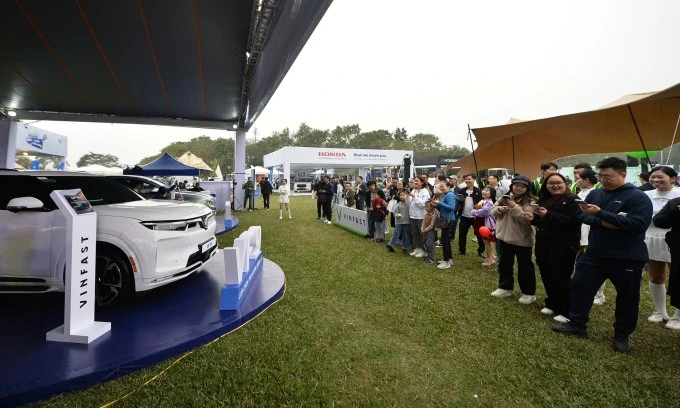 Khách tham quan trước khu trưng bày của VinFast tại triển lãm. Ảnh: Minh Quân