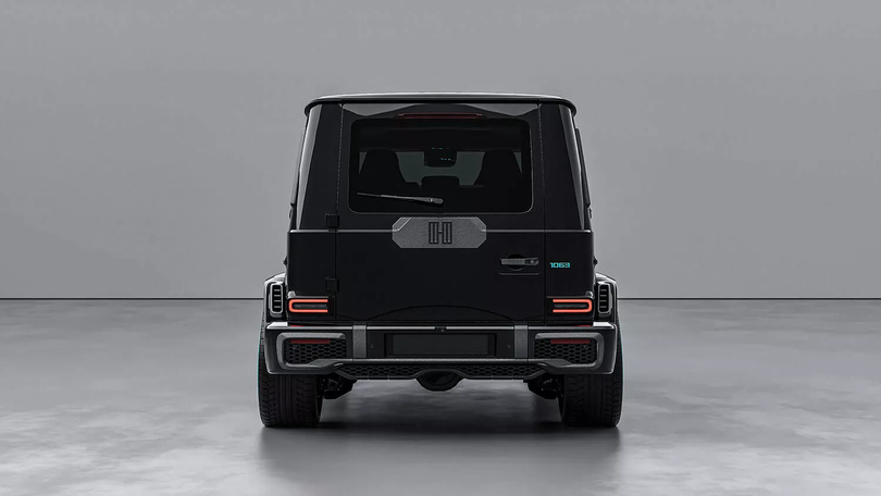 Tương tự đầu xe, các chi tiết tại đuôi xe chỉ được thay đổi nhẹ bằng chất liệu sợi carbon. Bánh dự phòng được lược bỏ nhằm tối ưu khối lượng và độ cân bằng.