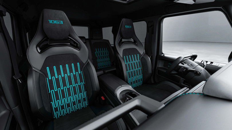 Với phong cách sang trọng, HOF Manufaktur sử dụng thiết kế ghế thoải mái cùng tùy chọn trần sao. Trong khi đó, phong cách thể thao sở hữu bộ ghế trước dành cho xe đua.