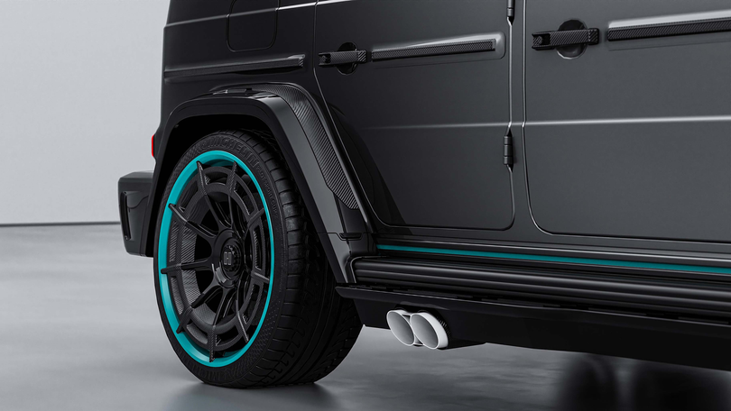 Đi kèm là bộ mâm đa chấu kích thước 23 inch với các chi tiết khí động học bằng sợi carbon. Nhiều chi tiết ngoại thất được sơn màu xanh Petronas.