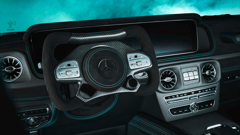 Đặc biệt, với tùy chọn gói nội thất thể thao, khách hàng sẽ nhận được vô lăng được thiết kế tương tự các mẫu xe F1 được bọc sợi carbon và Alcantara.