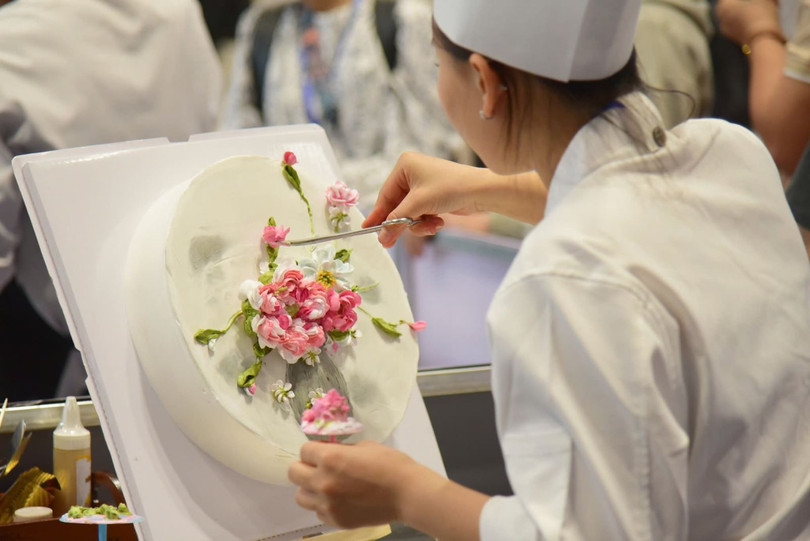 Mỗi chiếc bánh được tạo nên từ sự tỉ mỉ và tâm huyết của người đầu bếp. Mỗi chiếc bánh được tạo nên từ sự tỉ mỉ và tâm huyết của người đầu bếp.