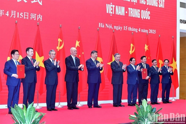 Các đồng chí lãnh đạo hai nước Việt Nam và Trung Quốc và các đại biểu thực hiện nghi thức khởi động Hành trình hợp tác đường sắt Việt Nam-Trung Quốc. (Ảnh: ĐĂNG KHOA)