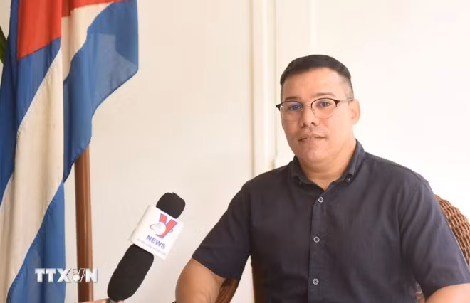 Tiến sỹ Ruvislei González Sáez, Trưởng ban Nghiên cứu châu Á - châu Đại Dương thuộc Trung tâm Nghiên cứu chính sách quốc tế của Cuba (CIPI), trả lời phỏng vấn TTXVN. (Ảnh: Việt Hùng/TTXVN)