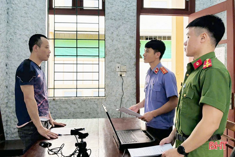 Lực lượng chức năng thi hành lệnh tạm giam Phan Văn Thành. bqbht_br_z6543195062742-19f2365074a4836de0ccaaa48fed715d.jpg