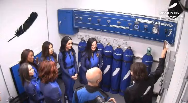 Phi hành đoàn sứ mệnh NS-31 chuẩn bị bước vào tàu vũ trụ New Shepard - Ảnh cắt từ Live Blue Origin