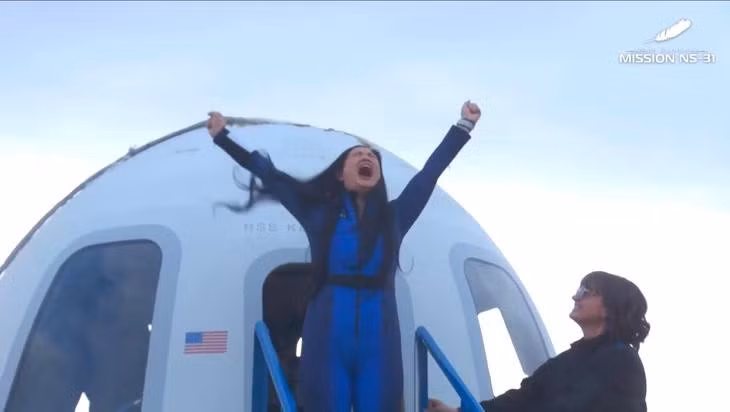Khoảnh khắc hạnh phúc của Amanda Nguyễn sau khi bước ra khỏi tàu vũ trụ New Shepard, thực hiện thành công chuyến du hành không gian - Ảnh cắt từ Live Blue Origin