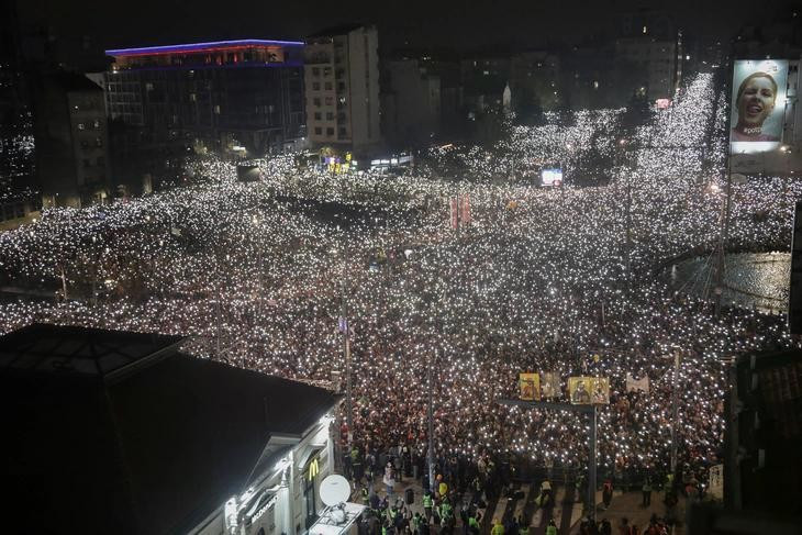 Người biểu tình đổ về thủ đô Belgrade, Serbia ngày 15-3 - Ảnh: REUTERS Người biểu tình đổ về thủ đô Belgrade, Serbia ngày 15-3 - Ảnh: REUTERS