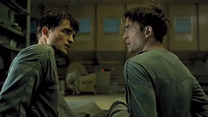 Mickey 17 là đứa con tinh thần mới nhất của Bong Joon Ho, cha đẻ Ký sinh trùng. Tác phẩm thuộc thể loại khoa học viễn tưởng/giật gân, theo chân nhân vật chính cùng tên (do Robert Pattinson thủ vai) trên hành trình tới hành tinh băng tuyết, biến nơi này làm thuộc địa. Cứ khi một phiên bản của nhân vật này chết đi, anh ta sẽ được tái tạo cơ thể mới với phần lớn ký ức còn sót lại.