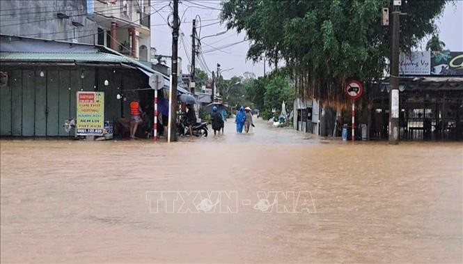 Người dân ở Phường Hòa Xuân (Đà Nẵng) tự sơ tán để tránh lũ vào chiều 29/10. Ảnh: Kha Phạm/TTXVN Người dân ở Phường Hòa Xuân (Đà Nẵng) tự sơ tán để tránh lũ vào chiều 29/10. Ảnh: Kha Phạm/TTXVN