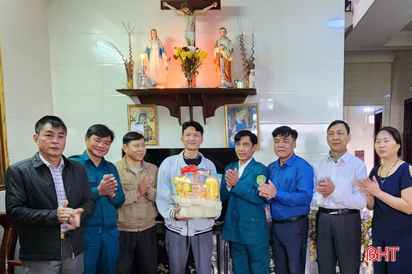 Cấp ủy, chính quyền, các đoàn thể phường Thạch Hạ tặng quà, động viên thanh niên công giáo trước lúc lên đường tòng quân. bqbht_br_6.jpg