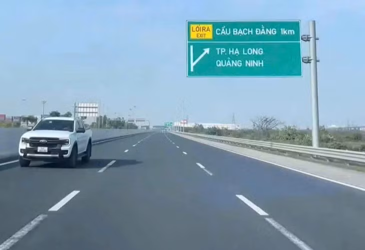 Chiếc xe đi ngược chiều ở làn đường sát dải phân cách trên cao tốc Hà Nội - Hải Phòng - Ảnh: Đ.C.