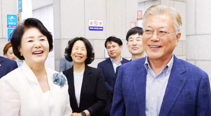 Cựu tổng thống Hàn Quốc Moon Jae In và phu nhân Kim Jung Sook (áo trắng) - Ảnh: YONHAP