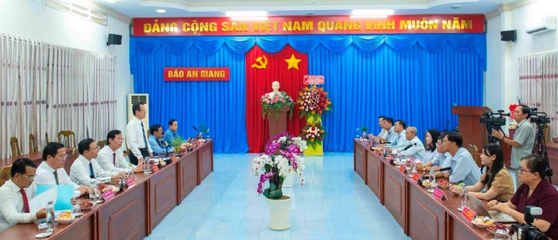 Ủy viên Ban Chấp hành Trung ương Đảng, Bí thư Tỉnh ủy An Giang Lê Hồng Quang dẫn đầu đoàn công tác của tỉnh đến thăm và làm việc với Báo An Giang. Ảnh: THANH HÙNG