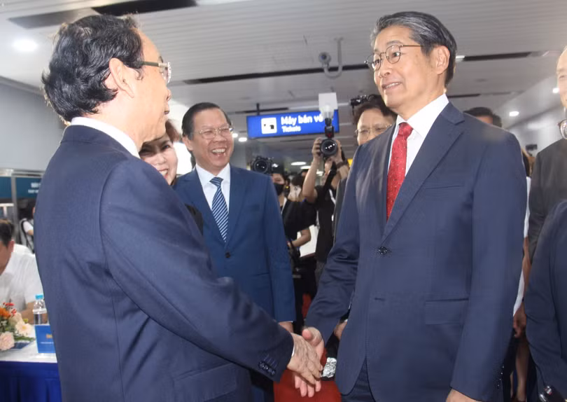 Bí thư Thành ủy TP.HCM Nguyễn Văn Nên và Đại sứ Nhật Bản Ito Naoki. Ảnh: Mỹ Quỳnh.